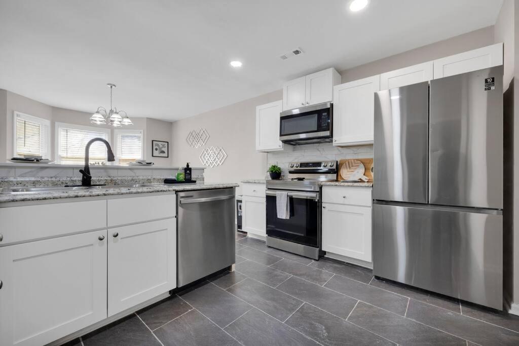 Plush Two Bedroom Retreat. A Home Away From Home! Riverdale Extérieur photo